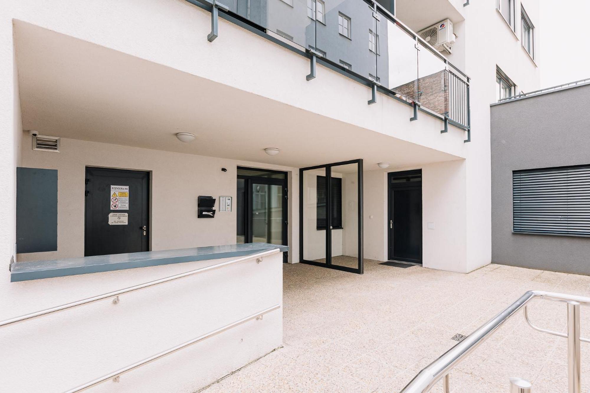 Skau 1 Old Town Family & Business Apartment Free Parking Pozsony Kültér fotó